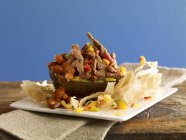 Avocado mit Scheiben Fleisch und Bandnudeln — Stockfoto