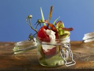Tomatenkonzasse mit Bohnen im Einmachglas auf Holzoberfläche — Stockfoto