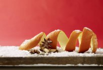 Bodegón con cáscara de naranja, canela, anís estrellado y azúcar en polvo - foto de stock