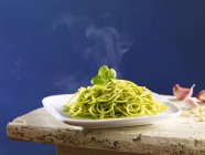 Spaghetti mit Basilikum-Pesto — Stockfoto
