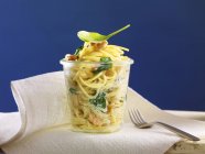 Spaghettis aux épinards et au saumon — Photo de stock