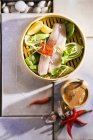 Риба на пару з овочами в жовтій мисці — стокове фото