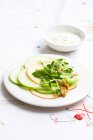Вальдорфський салат з цукровим горіхом на білій тарілці — стокове фото