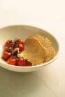 Жареные помидоры и поджаренный манный хлеб на белой тарелке — стоковое фото