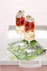 Trifle di fragole in bicchieri — Foto stock