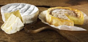 Camembert fresco y horneado - foto de stock