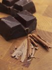 Trozos de chocolate agridulce y virutas - foto de stock