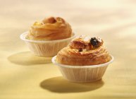 Pâtisseries danoises dans des tasses à muffins en papier — Photo de stock
