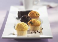 Mini-muffins na placa — Fotografia de Stock