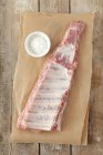 Côtes de porc crues sur parchemin au sel — Photo de stock