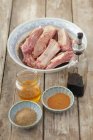 Costolette di maiale con ingredienti — Foto stock