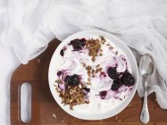 Йогурт с хрустящим мюсли — стоковое фото