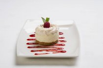Small cheesecake with raspberries — Stock Photo