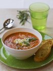 Sopa de tomate con estragón y queso rallado - foto de stock