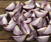 Quartered red onions — Stock Photo