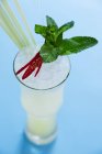 Cocktail decorado com erva-cidreira — Fotografia de Stock