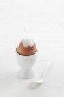 Тверде варене яйце в яєчній чашці — стокове фото
