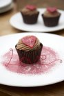 Cupcake al cioccolato con cuori — Foto stock