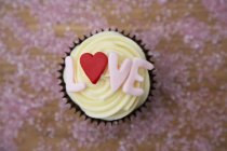 Cupcake au chocolat avec mot d'amour — Photo de stock