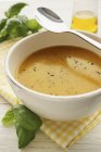 Тыквенный суп с базиликом — стоковое фото