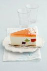 Tarta de queso con gelatina de frutas - foto de stock