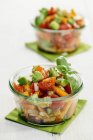 Летние овощные салаты — стоковое фото