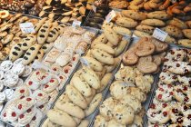 Підвищений вид на різні солодощі Dolci на виставці в хлібопекарні — стокове фото