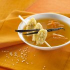 Sopa com cenouras no prato — Fotografia de Stock