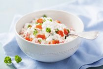 Cottage cheese with tomatoes — Stock Photo