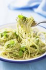 Спагетти с зеленым песто — стоковое фото