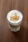 Latte macchiato con símbolo Like - foto de stock