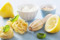Ingredientes para hacer pasta tagliatelle - foto de stock