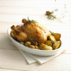 Pollo de romero entero con patatas - foto de stock