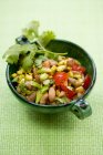 Салат из фасоли и кукурузы с помидорами и весенним луком — стоковое фото