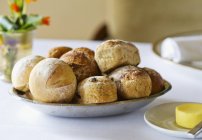 Rouleaux de pain et biscuits — Photo de stock