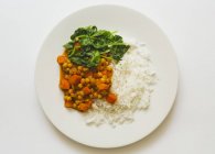 Garbanzos al curry con arroz - foto de stock