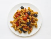 Pasta Fusilli con tomates cherry - foto de stock