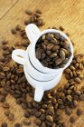 Weiße Tassen und Kaffeebohnen — Stockfoto