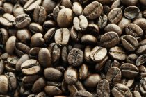 Primer plano vista superior de granos de café montón - foto de stock