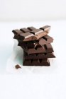 Pile de chocolat noir — Photo de stock