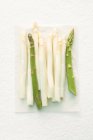 Asparagi bianchi e verdi — Foto stock
