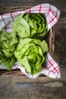 Frische Salate auf Küchentuch im Korb — Stockfoto