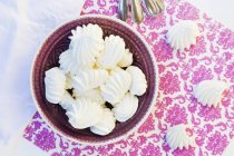 Tazón de merengues frescos - foto de stock
