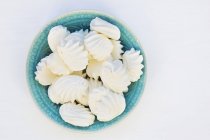 Bowl of fresh meringues — Stock Photo