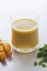 Frullato di mango e menta — Foto stock
