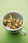 Gewürztes Popcorn in Schüssel — Stockfoto