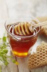 Trempette miel en verre — Photo de stock