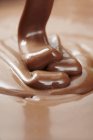 Crema de chocolate fluyendo - foto de stock
