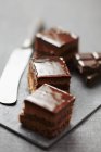 Carrés de gâteau au chocolat — Photo de stock