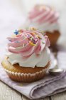 Cupcakes com creme de framboesa — Fotografia de Stock